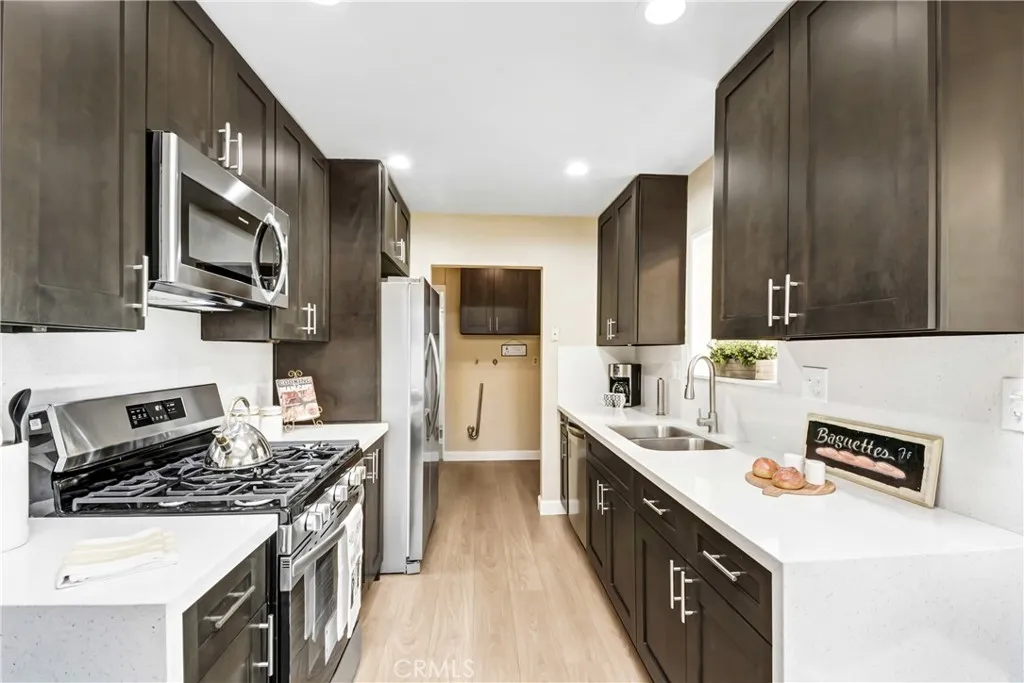 946 W Kendall, Corona, California 92882 home-pic-7